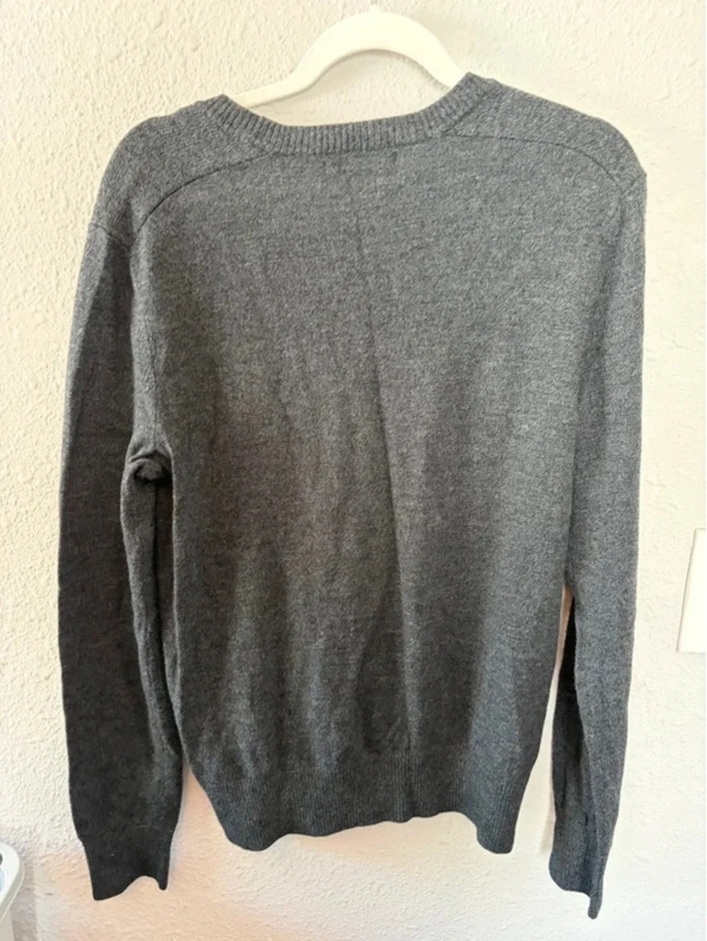 Men's Banana Republic 100% Extra Fine Merino Wool Grey Vneck Sweater size M